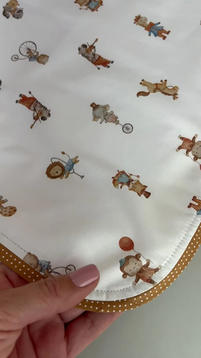 Detalhe do cueiro com acabamento em viés estampado