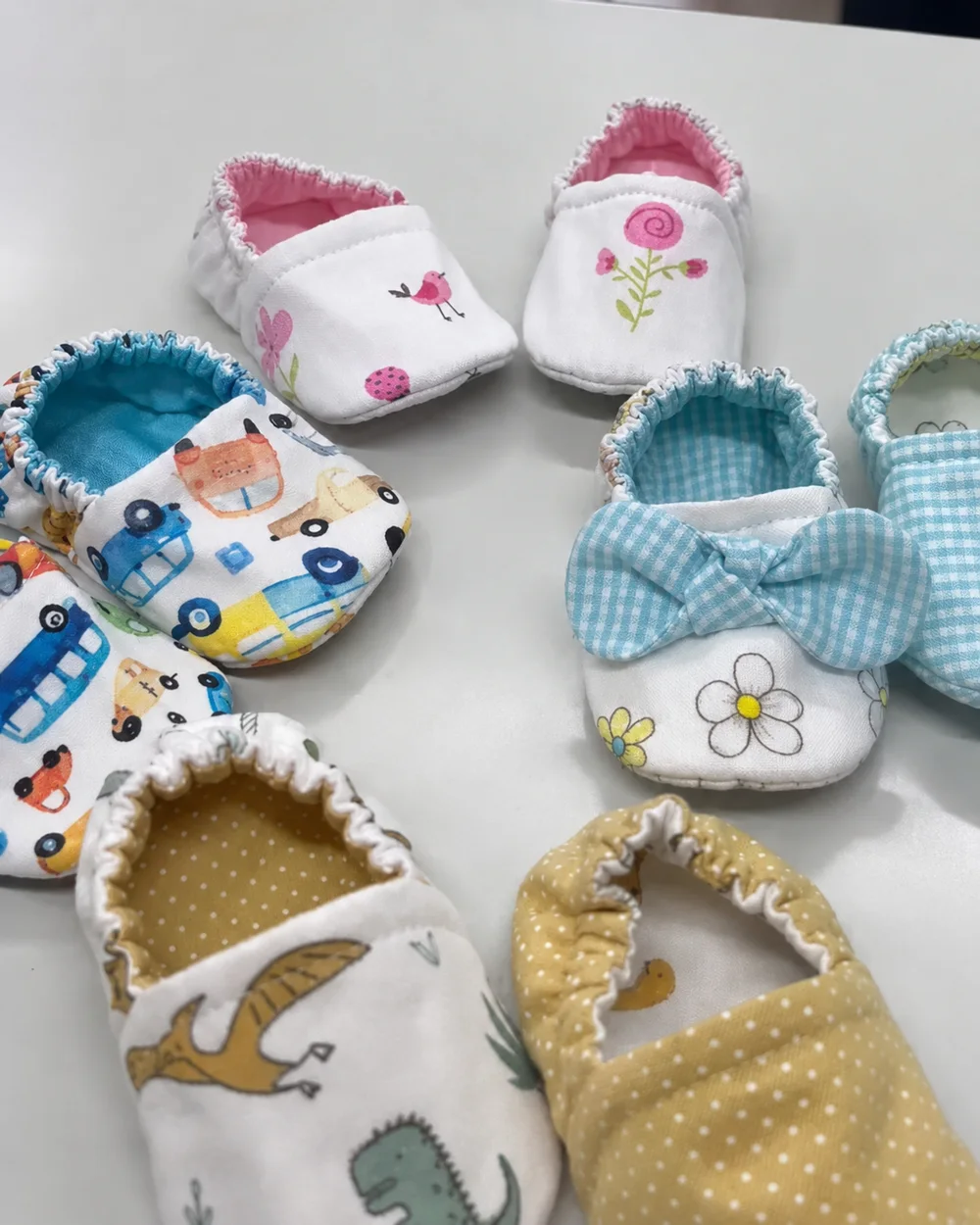 Sapatinhos de bebê em diferentes tecidos e acabamentos