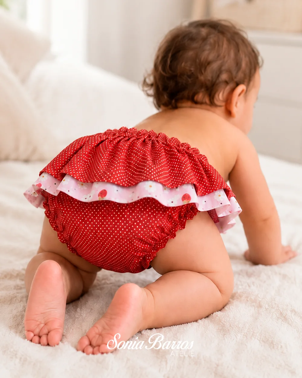 Tapa-fraldas da Sônia vestido por um bebê